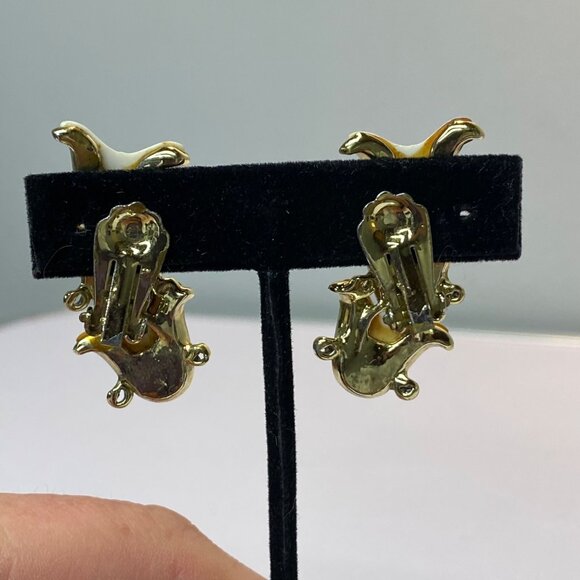 Vintage Clip On Earrings White Thermoset Plastic Flower Petal Motif Gold Tone - Picture 6 of 11